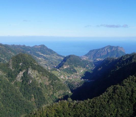 Levadavaellus Madeiralla johtaa kohisevalle Riscon ja 25 levantesin vesiputouksille