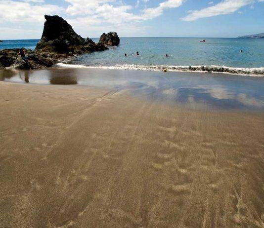 Madeiran ainoa luonnonmuovaama hiekkaranta Prainha kallioiden suojassa