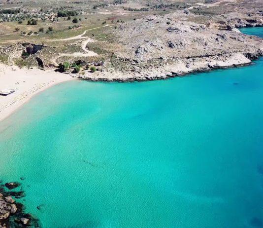 Kultahiekkainen Agathi on matalapohjainen hiekkaranta matkalla Lindokseen