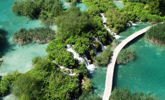 Kroatian Eeden – Plitvicen vesiputoukset ja smaragdin vihreät putousjärvet