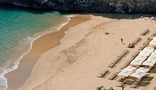 Rantakalliot vartioivat kultahiekkaista Playa Abamaa Teneriffalla