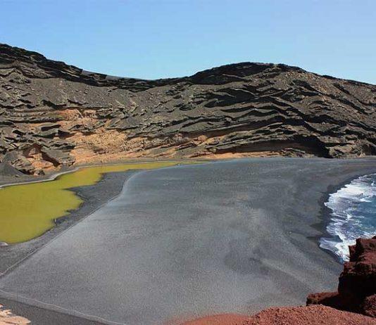 El Golfo – Musta hiekkaranta erottaa Lanzaroten vihreän laguunin Atlantista Vihreä laguuni Lanzarotella, Espanjan saaret