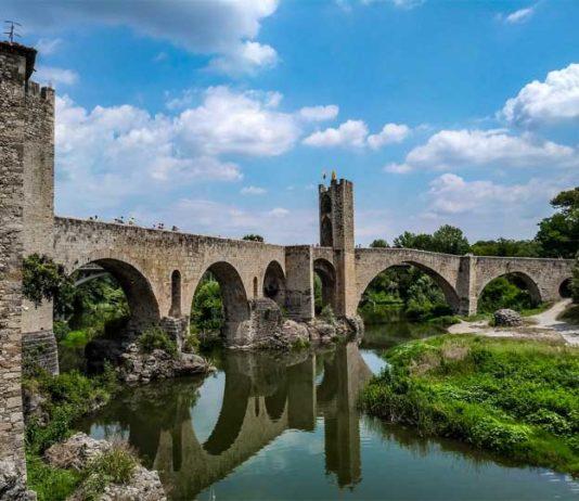 Keskiaikainen Besalun linnoituskaupunki ja sen huikea silta Besalun linnakaupunki Kataloniassa Costa Bravan alueella