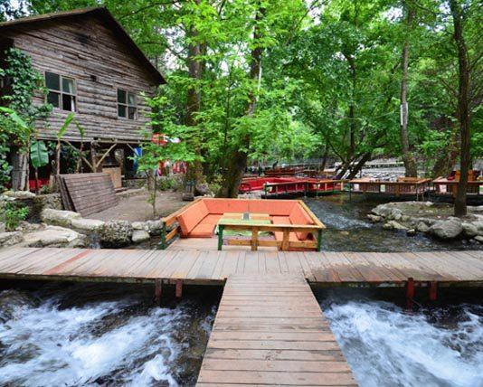 Joen ylle ja puiden katveeseen rakennettu Ulupinarin ravintolakylä