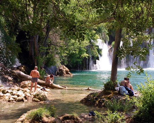 Krkan kansallispuisto tarjoilee vesiputouksia ja ainutlaatuisen uimarannan Kroatiassa