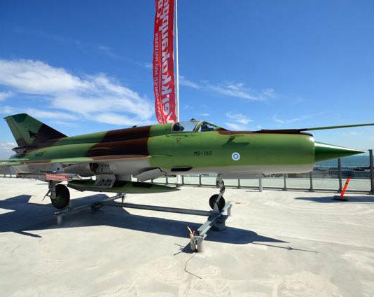 Helsingin erikoisin nähtävyys: Aito MiG-21 -hävittäjä Jätkäsaaren Verkkokaupan katolla