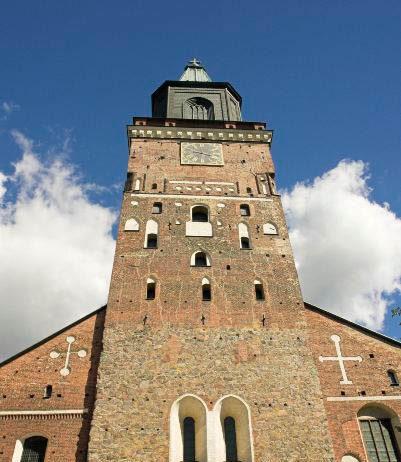 Turun tuomiokirkko seisoo ylväästi Aurajoen rannalla
