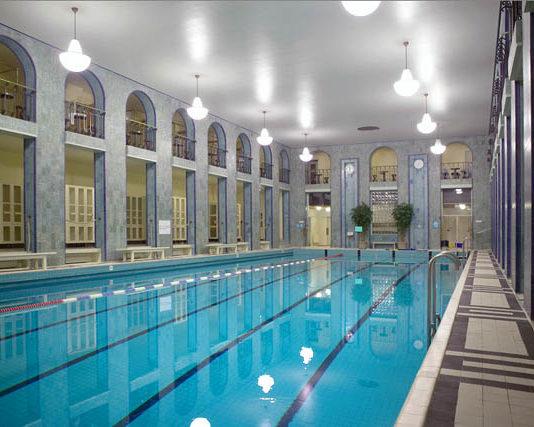 Suomen vanhin uimahalli Yrjönkadulla on Helsinki-kokemus parhammillaan