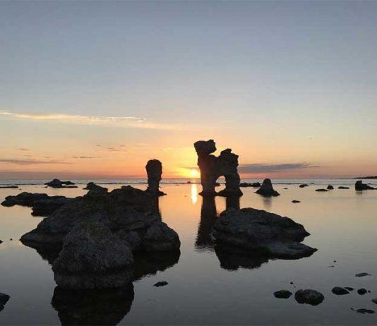 Monoliitit hallitsevat maisemaa Gotlannin aurinkoisella lomasaarella