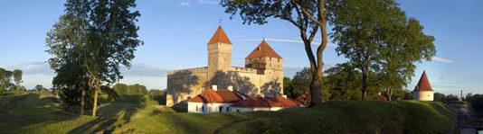 Kuressaaren nähtävyydet ovat lyhyen automatkan ja lauttamatkan arvoiset