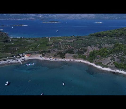 Korculan saaren kirkasvetinen hiekkalaguuni Lumbardassa