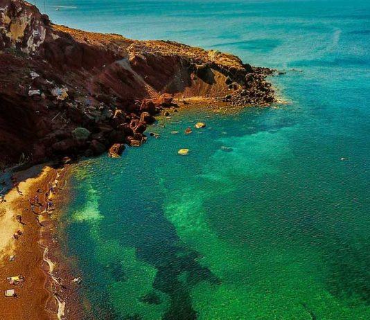 Santorinin rannat: Red beach houkuttelee jyrkänteen juurelle Santorini Red Beach, Kreikka