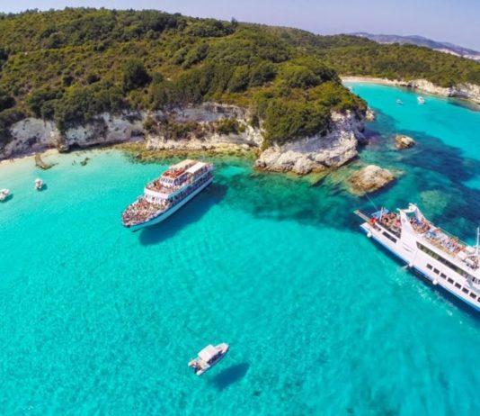 Helmenvaalea rantahiekka hivelee varpaita Anti Paxoksella