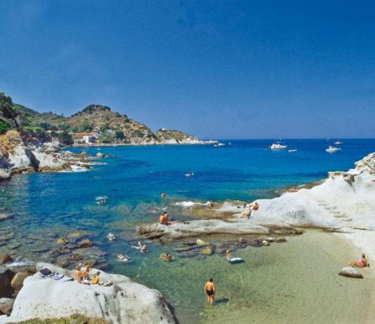 Elban rannat: Cotoncellossa nautiskellaan kallioilla ja hiekalla