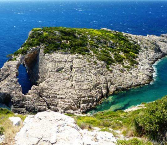 Korakonissin sininen ikkuna ja kallioranta Zakynthoksella Korakonissin kallioranta Zakynthoksen länsirannikolla. Kuvaaja: Marion Drechsel