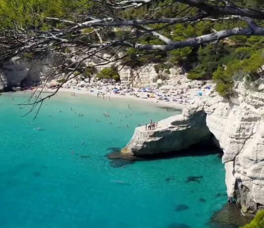 Menorcan rannat: Cala Mitjanan jylhät maisemat turkoosiin