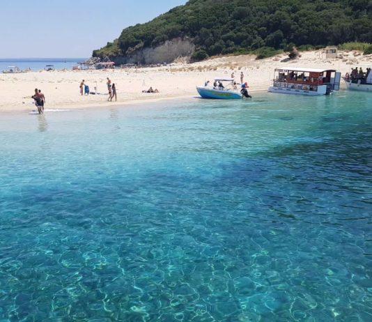 Zakynthoksen rannat: ranta ja meriluolat kilpikonnan muotoisella Marathonissin saarella