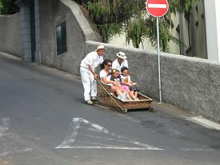Hurja kokemus Madeiralla: Asvalttikelkalla vauhdin hurmaa Monten rinteillä