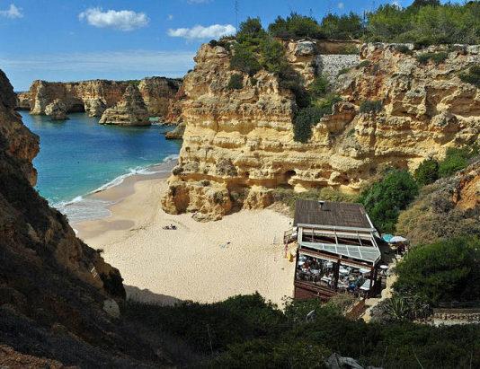 Praia da Marinha -hiekkaranta Algarven rosoisella rannikolla