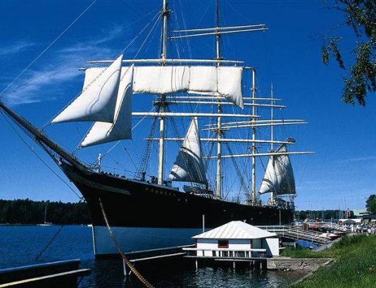 Pommern ja aito merirosvolippu Ahvenanmaan merenkulkumuseon vetonauloina