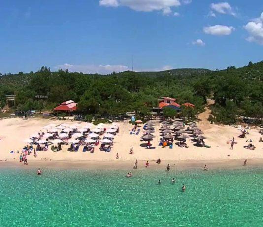 Psili Ammos – Kristallinkirkkaat aallot vyöryvät Samoksella harvinaiselle hiekkarannalle