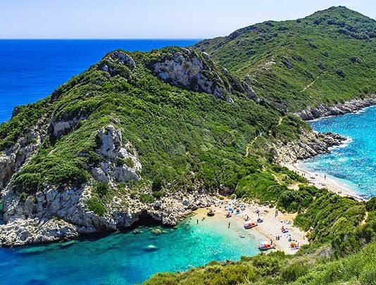Näköalavaelluksen arvoinen Korfun kaksoisranta – Porto Timoni beach
