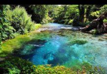 Smaragdinsinisenä pulppuava vuoristolähde Syri i Kalter