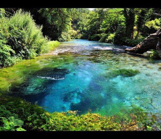 Smaragdinsinisenä pulppuava vuoristolähde Syri i Kalter