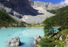 Lago Sorapis on yksi Dolomiittien upeimmista alppijärvistä Sorapis järvi Italiassa Dolomiiteilla
