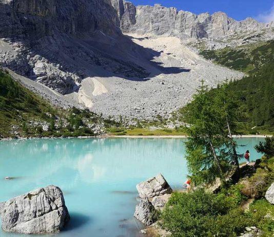 Lago Sorapis on yksi Dolomiittien upeimmista alppijärvistä Sorapis järvi Italiassa Dolomiiteilla