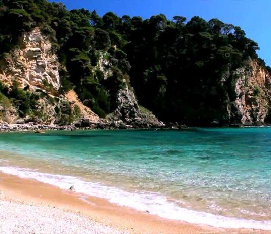 Alonaki Beach Pargan kallioiden syleilyyn kätketty salaisuus