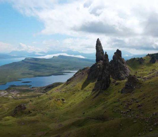 Old Man of Storr -vuoristopatikointi Skotlannin kohokohtana Old Man of Storr, Portree