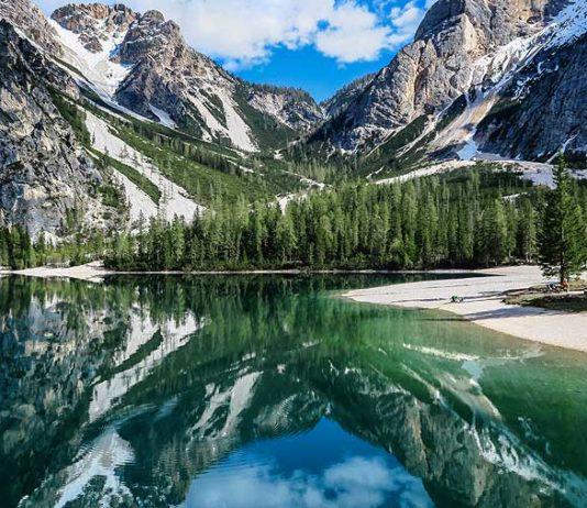 Lago di Braies on Italian kauneimpia Alppijärviä Etelä-Tirolissa Italian kaunein alppijärvi - Lago di Braies