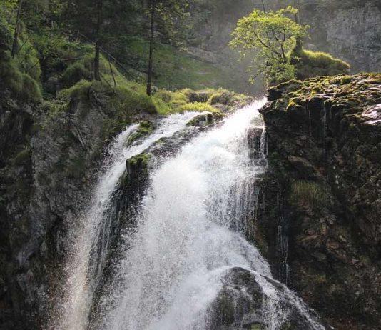 Gollingerin vesiputous lähellä Hallstatia ja Saltzburgia Gollingerin vesiputous Itävallassa
