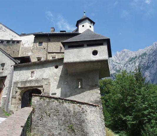 Kotkat kuuntelevat – Hohenwerfenin linna Itävallassa Hohenwerfenin Linna Saltzburgissa Itävallassa