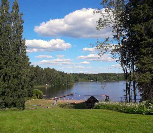 Herniäisten uimarannalle auringon noustessa Herniäisten uimaranta Hattulassa