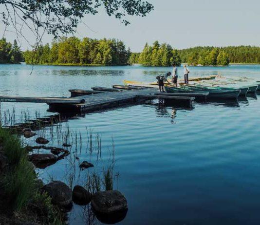 Teijon kansallispuistossa Matildanjärven rannalla voi vuokrata kajakkeja, SUP-lautoja ja soutuveneitä
