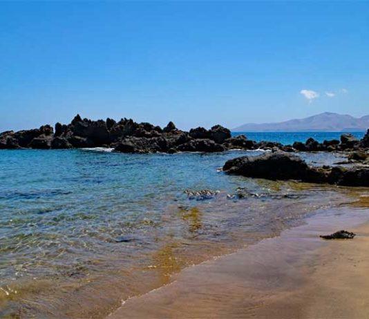 Puerto Del Carmen – Lanzaroten hienohiekkainen rantakaunotar Puerto Del Carmen -hiekkaranta Lanzarotella