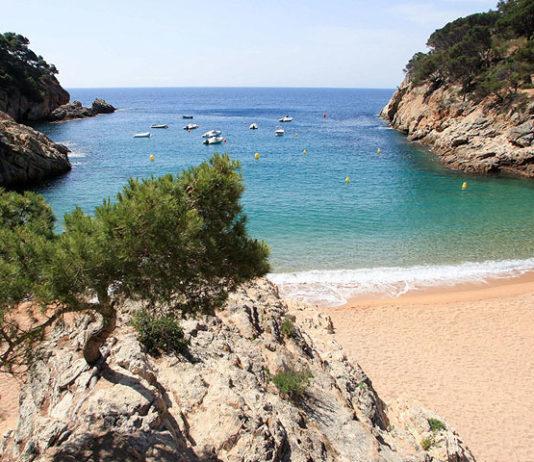 Cala Pola – rantapoukama kahden vuoren välissä