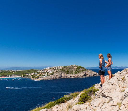 Cala Montgó -hiekkarantaan yhdistää patikoinnin upeilla rantakallioilla