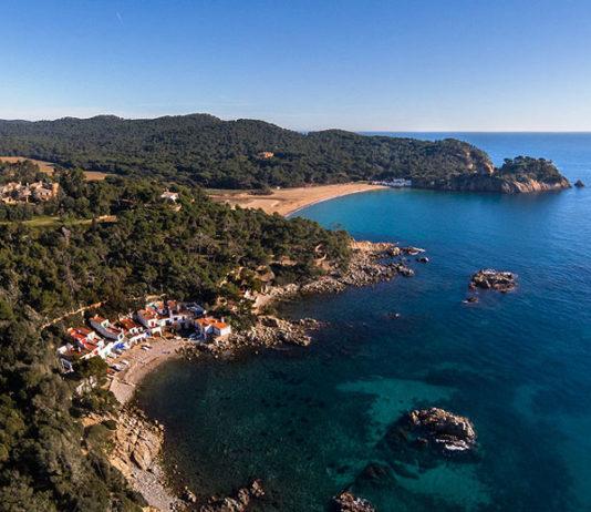 Cala S’alguer -hiekkaranta Costa Bravan rosoisella rannikolla