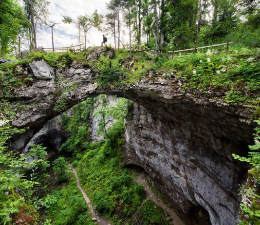 Luonnonsiltoja ja karstimaisemia Sloveniassa: Rakov Škocjan, Notranjska Regional park
