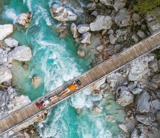 Slovenian Soča-joen uurtamat rotkot ja lukuisat riippusillat johtavat vesiputoukselle Soca-joki Sloveniassa