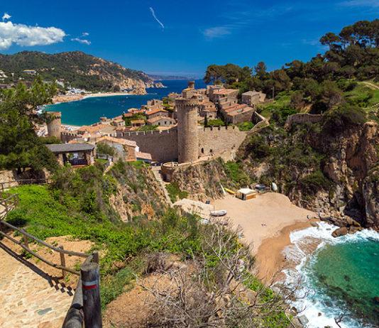 Tossa del Marin kätketty rantakaunotar linnan tornin suojissa