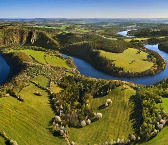 TULOSSA: Kiemurteleva Vltava-joki on myös kaunis road trip Tsekin tasavaltaan Vltava-joki