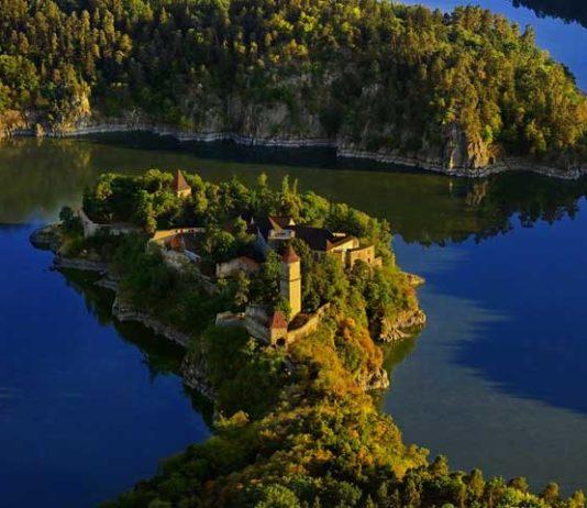 JUTTUIDEA: Keskiaikainen Zvíkovin linna Vltava joen haarassa