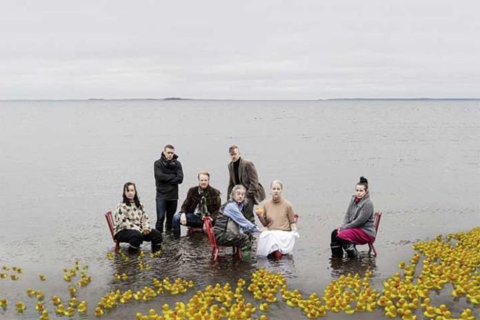 Oulun teatteri – Lauluja harmaan meren laidalta. Kuva Kaisa Tiri