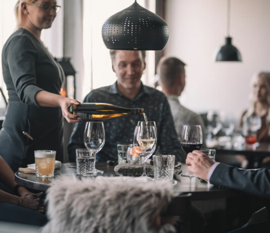 Opas Kuopion parhaisiin ravintoloihin 2025 – päivitetty lista Kuopion parhaat ravintolat tarjoilevat maistelumenuja kotimaisista huippuraaka-aineista valmistettuna: Kuvassa Gallá Kitchen & Bar. Kuvaaja: Mikko Uosukainen.