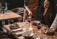 Oulun parhaat ravintolat ja uusia ravintoloita 2026 Oulun parhaat ravintolat tarjoilevat maistelumenuja. Kuvassa Lapland Hotels Oulun ravintola Oula. Kuva: Mikko Uosukainen.