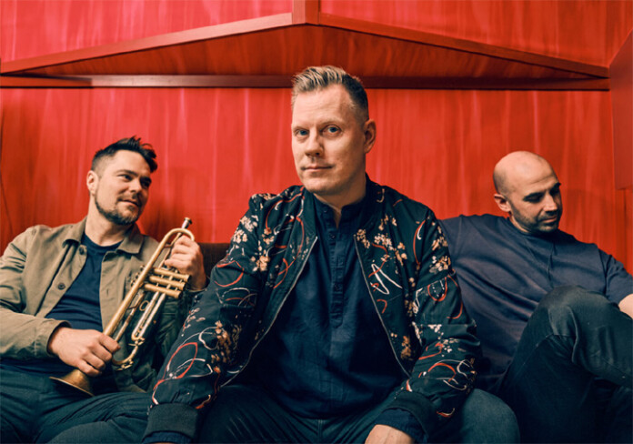 Suomen tämän hetken huomattavimman jazzpianistin, Aki Rissasen uunituore ja elektronisempi Hyperreal -projekti yhdistelee indie-henkisesti ja häpeilemättömästi kuulasta pohjoismaista jazzilmaisua, hypnoottisia Lähi-idän rytmejä ja konemusiikkielementtejä.